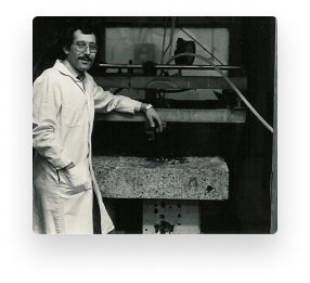 Hình ảnh tiến sĩ Mohamed hishish bên chiết máy cắt tia nước năm 1979